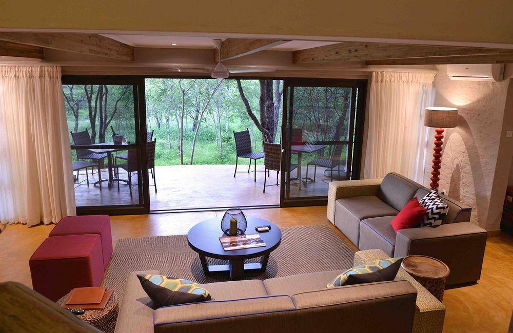 Victoria Falls Safari Suites Экстерьер фото
