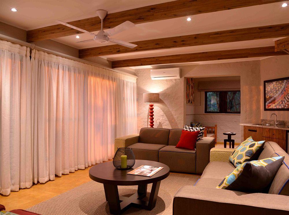 Victoria Falls Safari Suites Экстерьер фото
