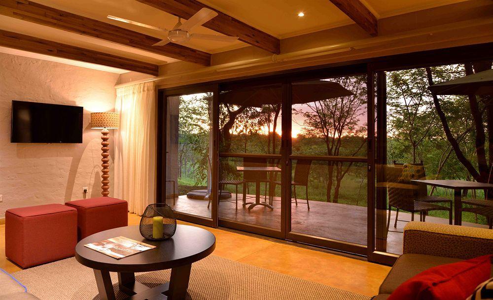 Victoria Falls Safari Suites Экстерьер фото